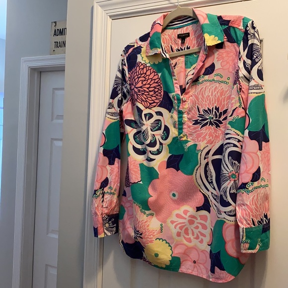 Beautiful patterned top! 🌸 - Picture 3 of 8